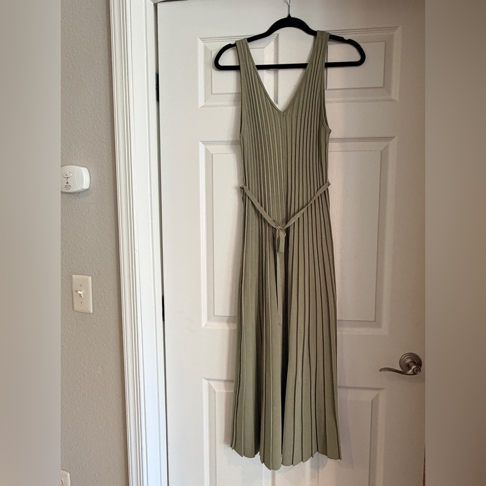 Chic Olive Green Pleated Midi Dress